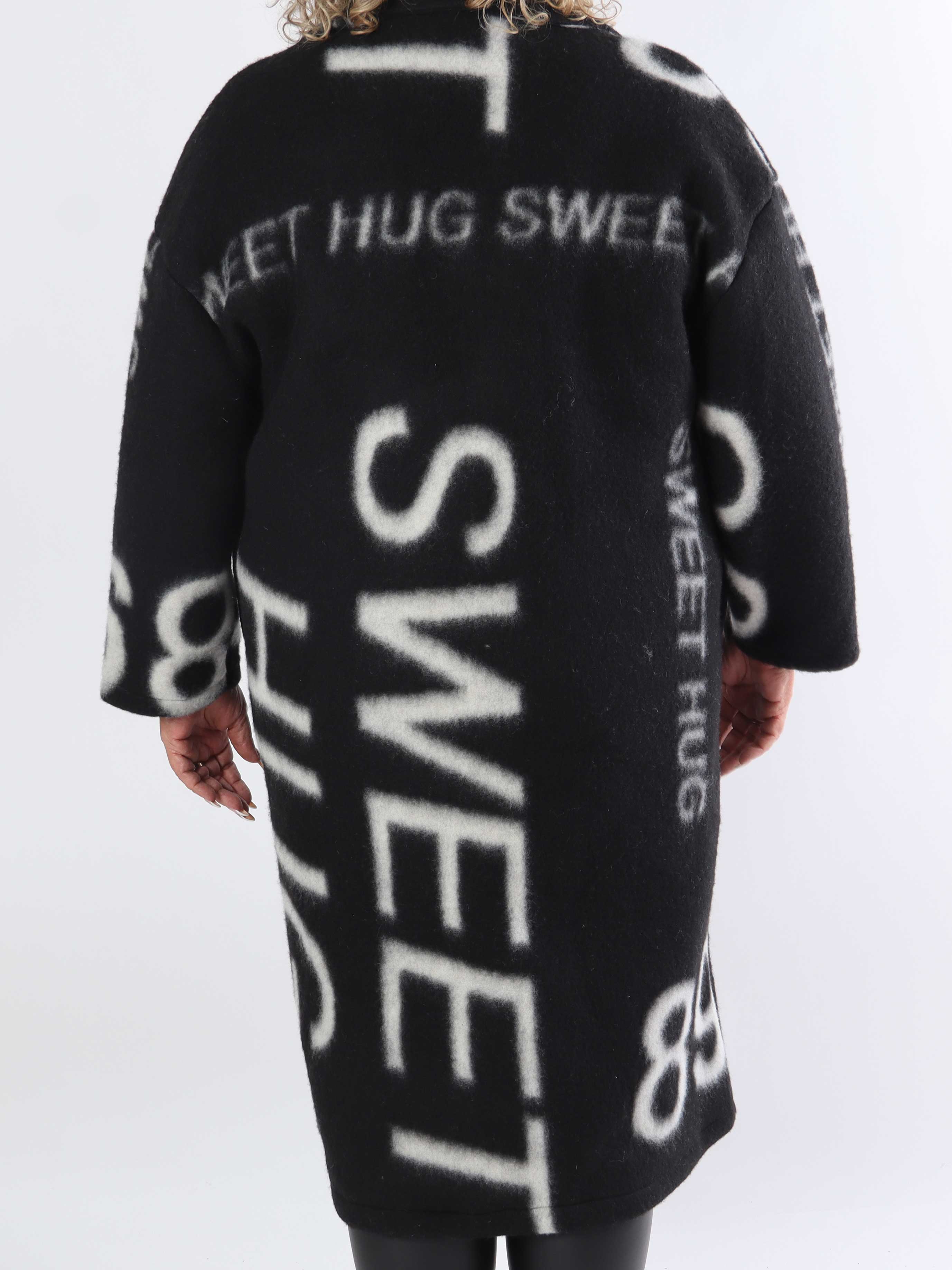 Daniela - Lång plus size kappa med skrift och ull i